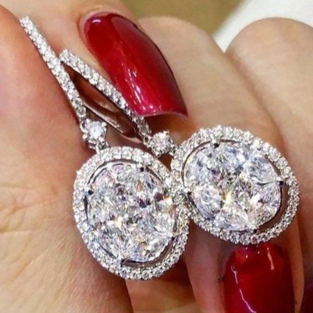**NEW💎18K White Gold Oval Diamond Halo Earrings
0495